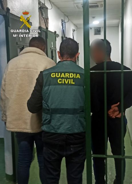 La Guardia Civil detiene a dos jóvenes por el incendio provocado de dos vehículos - 4, Foto 4