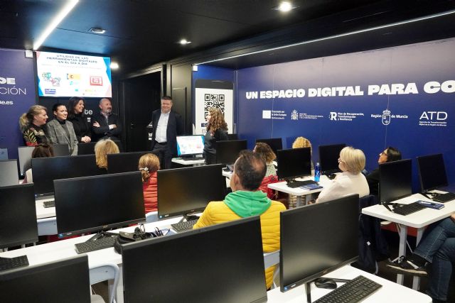 La unidad móvil de 'Applícate' ofrece esta semana formación gratuita en competencias digitales en Santomera - 1, Foto 1