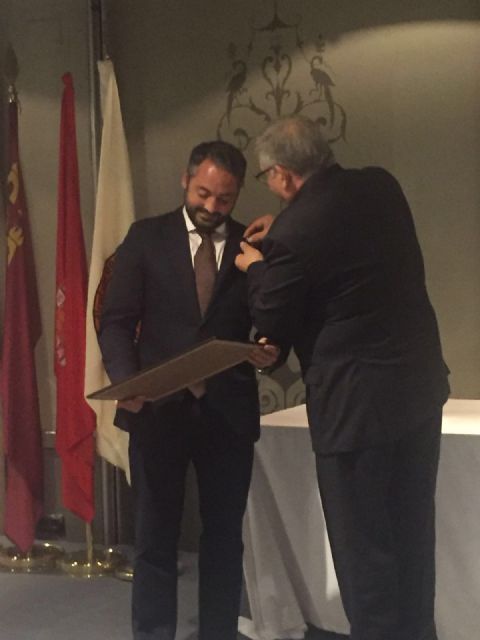 El concejal Rafael Gómez recibe la Medalla de Plata de la Federación Murciana de Moros y Cristianos - 1, Foto 1