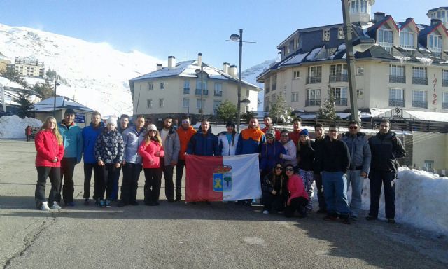 Medio centenar de jóvenes lumbrerenses esquían en Sierra Nevada con el programa de viajes a la nieve 'Bajo Cero' - 1, Foto 1