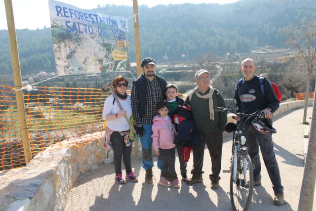 Cuarenta voluntarios participan en la reforestación del Salto del Usero - 1, Foto 1