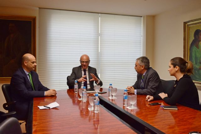 El consejero de Desarrollo Económico analiz a con el sector la situación de los supermercados de la Región - 1, Foto 1