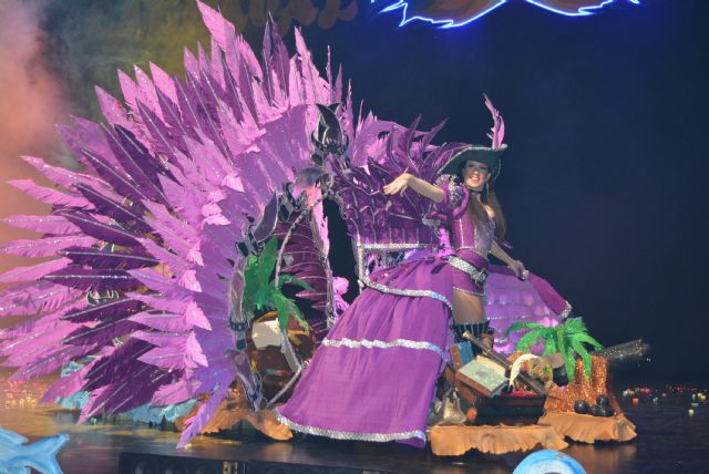 Mareas Misteriosas logra el primer puesto en el Concurso de Trajes de Papel - 2, Foto 2