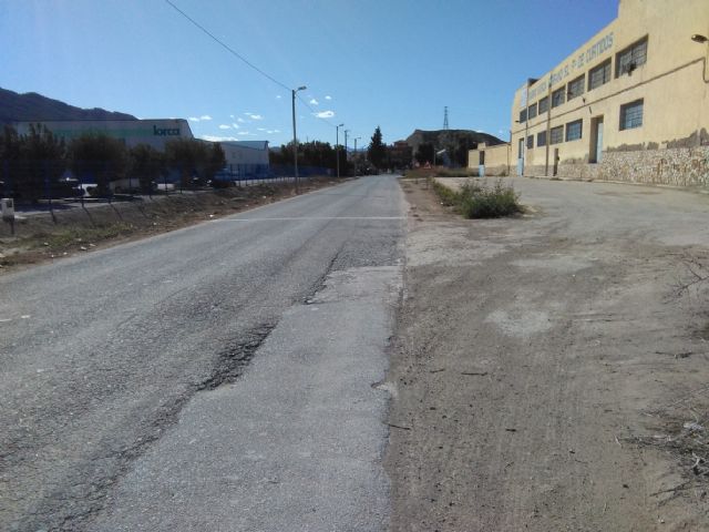 El PSOE pide que se habilite un ´itinerario seguro´ para los usuarios de las naves del Paso Encarnado por la peligrosidad de la Carretera del Pantano - 2, Foto 2