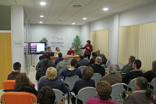 La directora general de Desarrollo Rural y la alcaldesa de Puerto Lumbreras informan a los vecinos de las obras que se van a ejecutar en el camino Vera - 1, Foto 1