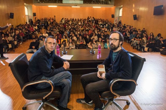 El segundo autor del Premio Mandarache, Julio Fajardo, desborda el Paraninfo de la UPCT en la presentacion de su libro - 1, Foto 1
