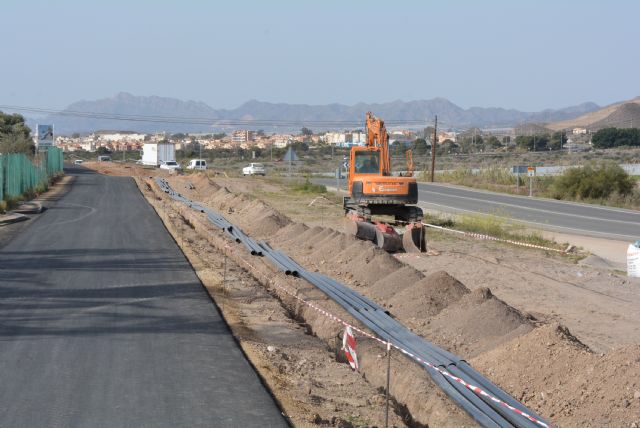 Comienzan los trabajos de soterramiento del cableado aéreo paralelo al carril bici - 1, Foto 1