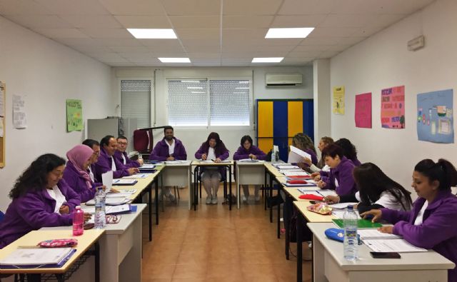 Comienza en Las Torres de Cotillas un curso de limpieza de superficies y mobiliario - 1, Foto 1
