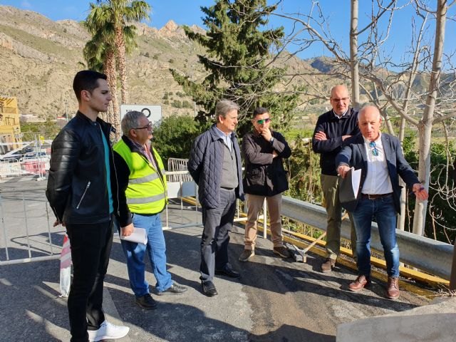 Mejoran la seguridad de la travesía de Villanueva del Río Segura con la reconstrucción de un muro de contención que protege la vía - 1, Foto 1