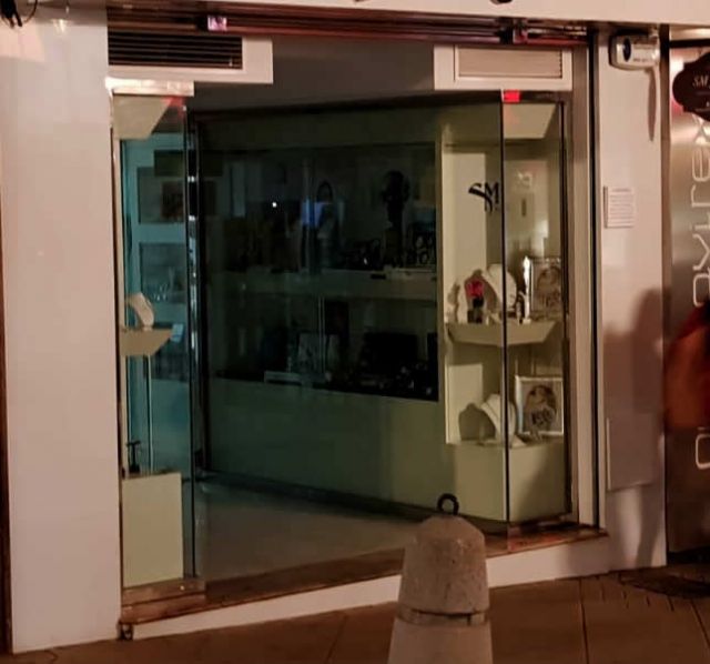 Apagón de escaparates y rótulos en el comercio de Molina - 1, Foto 1