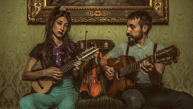 Ombligo: Ángel Cáceres, guitarra y silbido y Ana Sobrino, violín, charango y voz - 2, Foto 2
