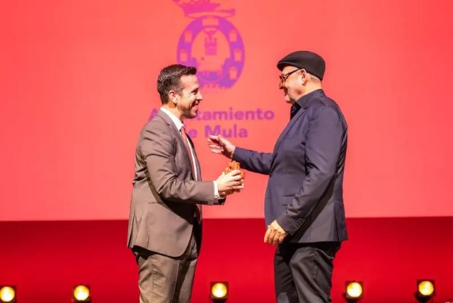El Ayuntamiento de Mula entrega el Premio Alfonso Décimo de Cine a Alfonso Albacete por ‘La Novia de América’ - 1, Foto 1