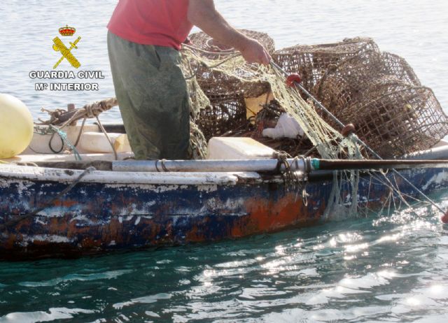 La Guardia Civil sorprende a un pescador furtivo en la bahía de Águilas - 1, Foto 1