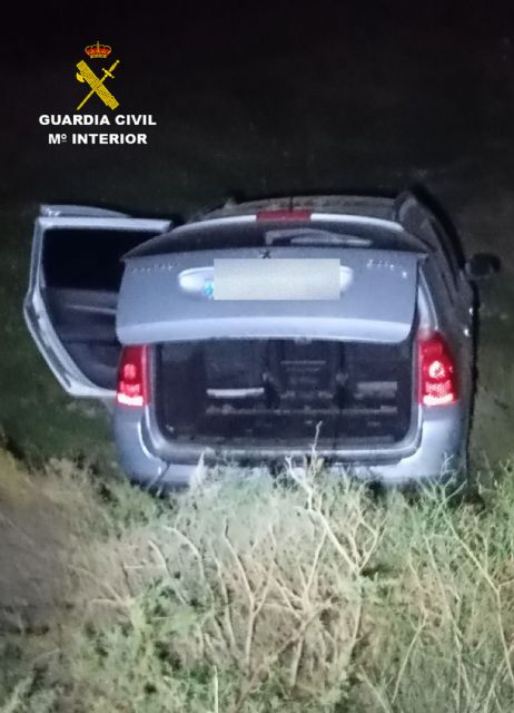 La Guardia Civil detiene in fraganti a dos individuos mientras botaban una embarcación robada - 1, Foto 1
