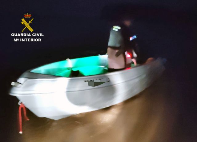 La Guardia Civil detiene in fraganti a dos individuos mientras botaban una embarcación robada - 2, Foto 2