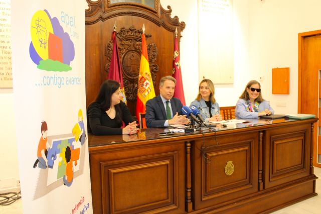 El alcalde agradece el compromiso de la Fundación ONCE que financia un proyecto de Apat para apoyar a estudiantes con discapacidad de 10 colegios del municipio - 2, Foto 2