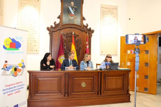 El alcalde agradece el compromiso de la Fundación ONCE que financia un proyecto de Apat para apoyar a estudiantes con discapacidad de 10 colegios del municipio - 3, Foto 3