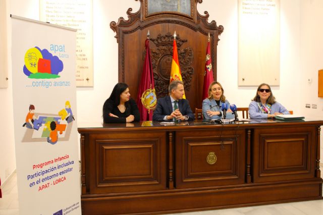 El alcalde agradece el compromiso de la Fundación ONCE que financia un proyecto de Apat para apoyar a estudiantes con discapacidad de 10 colegios del municipio - 4, Foto 4