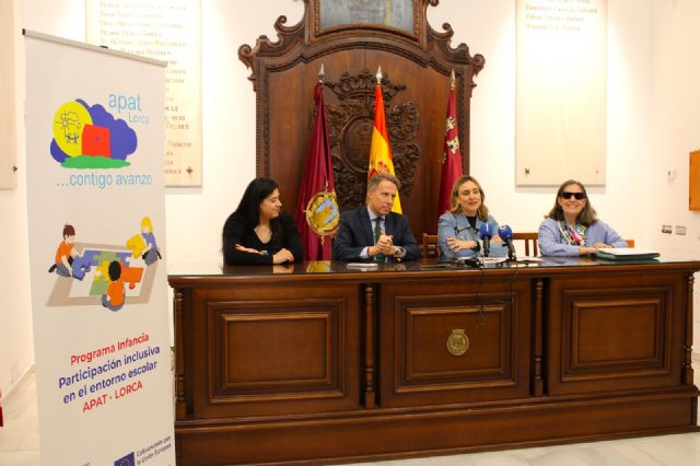 El alcalde agradece el compromiso de la Fundación ONCE que financia un proyecto de Apat para apoyar a estudiantes con discapacidad de 10 colegios del municipio - 5, Foto 5