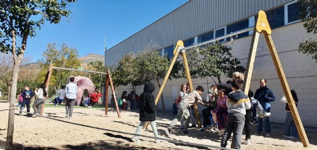 Los ni&ntilde;os de la Estación inauguran el equipamiento del parque infantil de la barriada - 2, Foto 2