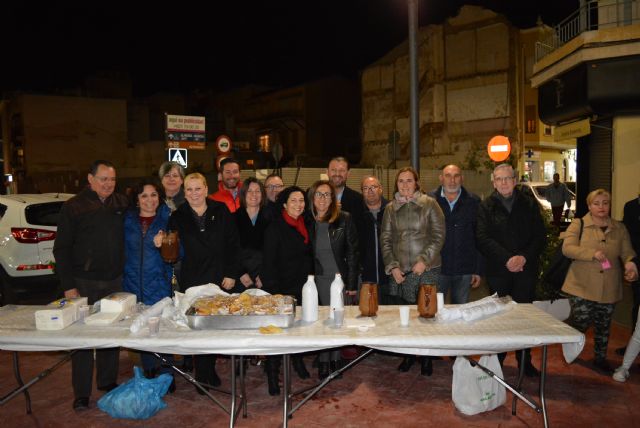 Chocolatada solidaria a beneficio de Cáritas tras el Vía Crucis del Viernes de Lázaro - 1, Foto 1