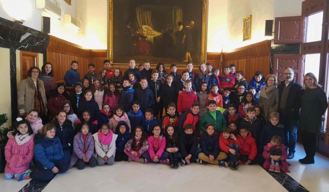 Alumnos del colegio ‘La Santa Cruz’ visitan el Ayuntamiento de Caravaca, dentro del proyecto educativo ‘Juntos vivimos mejor’ - 1, Foto 1