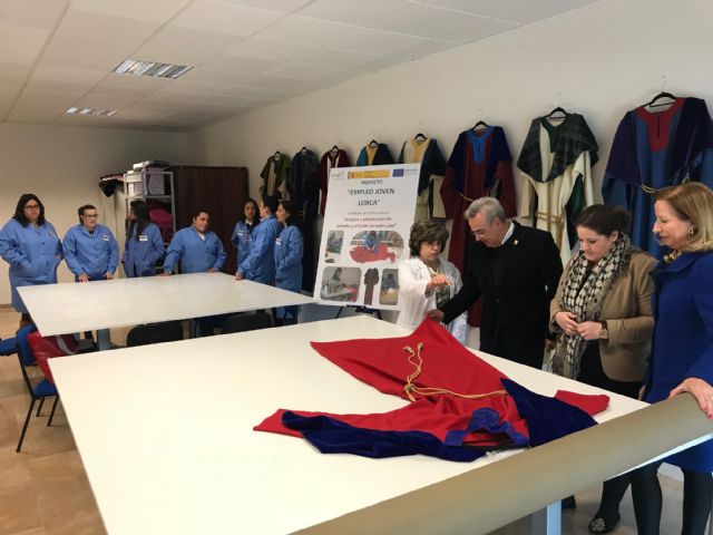 10 alumnas del Proyecto Empleo Joven Lorca confeccionan las 12 túnicas de los Apóstoles de la Última Cena del III Via Crucis Viviente del Paso Morado - 1, Foto 1