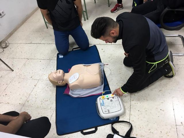 Protección Civil continúa con los alumnos del TAFAD del IES 'Salvador Sandoval' los cursos sobre el uso de desfibriladores - 1, Foto 1
