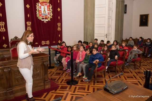 Cien niños del CEIP San Isidoro y Santa Florentina visitan el Palacio Consistorial - 1, Foto 1