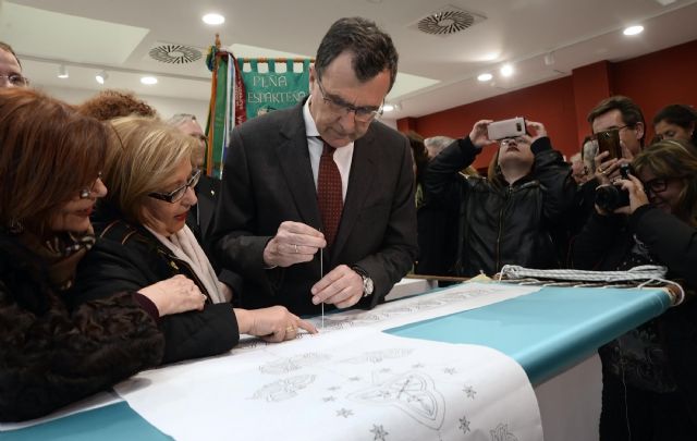 El Ayuntamiento abre sus puertas para que los murcianos participen en el bordado colectivo del nuevo manto de ´La Morenica´ - 2, Foto 2