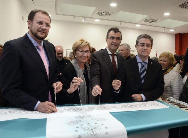 El Ayuntamiento abre sus puertas para que los murcianos participen en el bordado colectivo del nuevo manto de ´La Morenica´ - 3, Foto 3