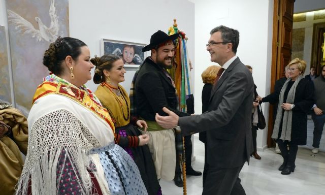 El Ayuntamiento abre sus puertas para que los murcianos participen en el bordado colectivo del nuevo manto de ´La Morenica´ - 4, Foto 4