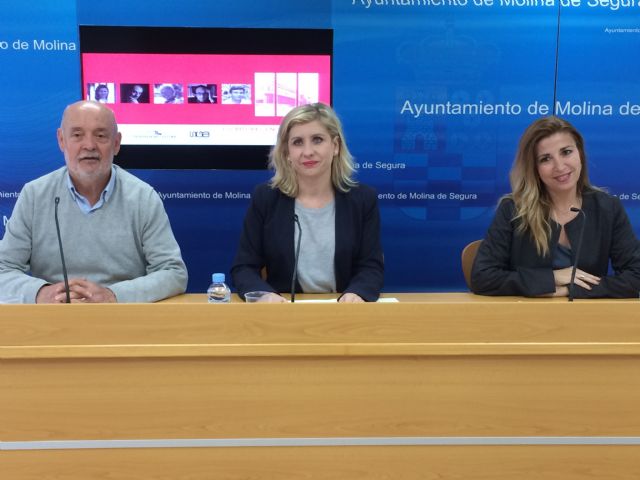 Eva García Sáenz de Urturi, Antonio Orejudo, Sarah Lark, Agustín Fernández Mallo y César Fernández García participan en el programa del Ciclo Escritores en su tinta 2019 de Molina de Segura - 1, Foto 1