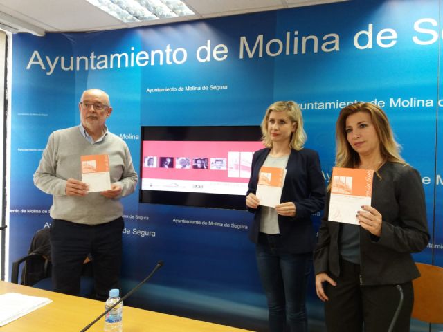 Eva García Sáenz de Urturi, Antonio Orejudo, Sarah Lark, Agustín Fernández Mallo y César Fernández García participan en el programa del Ciclo Escritores en su tinta 2019 de Molina de Segura - 2, Foto 2