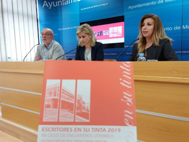 Eva García Sáenz de Urturi, Antonio Orejudo, Sarah Lark, Agustín Fernández Mallo y César Fernández García participan en el programa del Ciclo Escritores en su tinta 2019 de Molina de Segura - 3, Foto 3