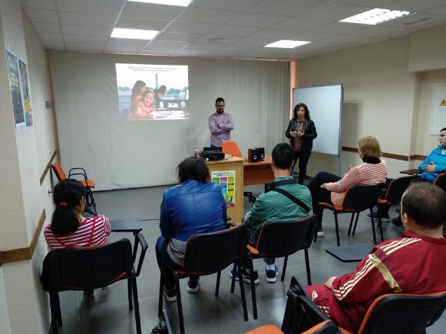 Más de 300 alumnos de Secundaria y de la asociación APCOM participan en los cursos sobre uso responsable de las redes sociales - 1, Foto 1
