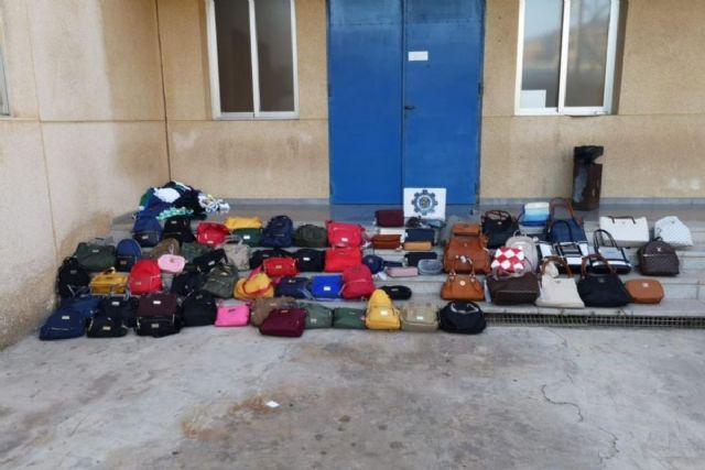 La Policía Local de Cartagena decomisa 181 productos de de imitación en Cabo de Palos - 1, Foto 1