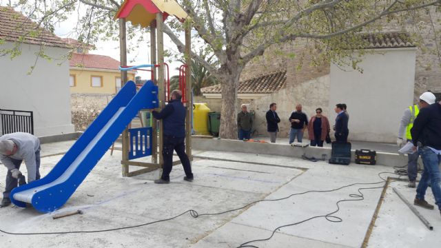 El Alcalde supervisa los trabajos de mejora y mantenimiento que se están desarrollando en La Parroquia, y que permitirán la renovación integral del parque infantil - 1, Foto 1