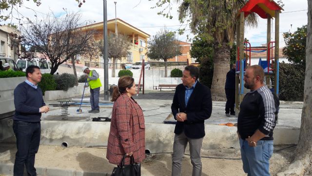 El Alcalde supervisa los trabajos de mejora y mantenimiento que se están desarrollando en La Parroquia, y que permitirán la renovación integral del parque infantil - 2, Foto 2