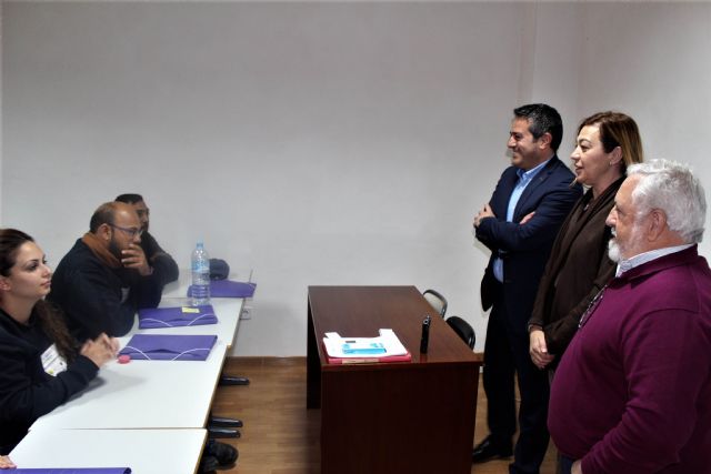 La directora general del SEF y el alcalde de Alcantarilla, visitan el programa mixto de empleo y formación sobre limpieza en espacios abiertos e instalaciones industriales desarrollado por la Obra Social Marista - 1, Foto 1