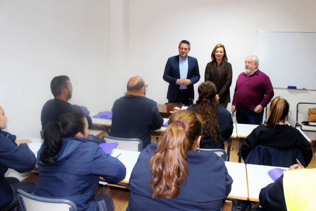 La directora general del SEF y el alcalde de Alcantarilla, visitan el programa mixto de empleo y formación sobre limpieza en espacios abiertos e instalaciones industriales desarrollado por la Obra Social Marista - 2, Foto 2