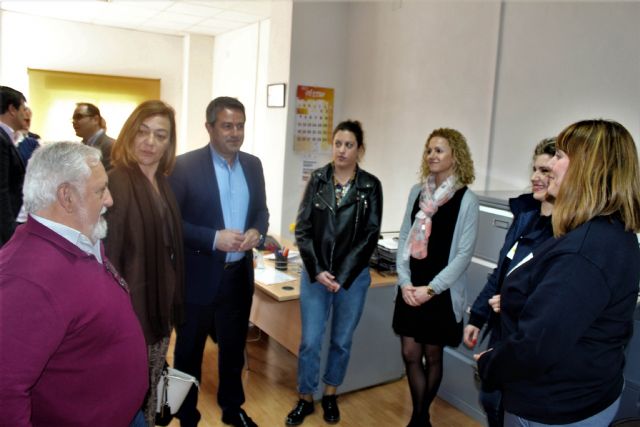 La directora general del SEF y el alcalde de Alcantarilla, visitan el programa mixto de empleo y formación sobre limpieza en espacios abiertos e instalaciones industriales desarrollado por la Obra Social Marista - 3, Foto 3
