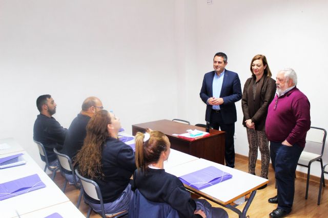 La directora general del SEF y el alcalde de Alcantarilla, visitan el programa mixto de empleo y formación sobre limpieza en espacios abiertos e instalaciones industriales desarrollado por la Obra Social Marista - 4, Foto 4