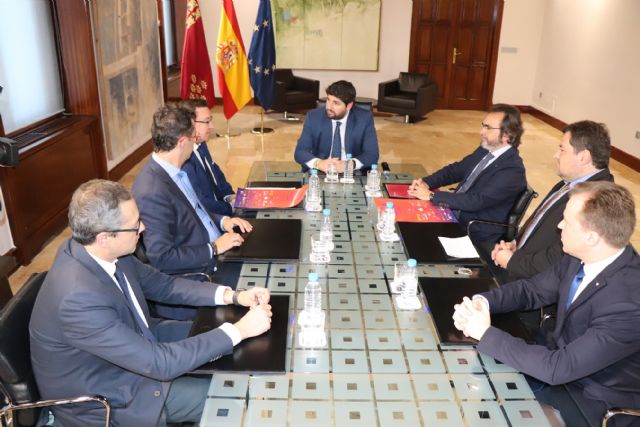 Fernando Lpez Miras se rene con el presidente del Rotary Club Murcia Norte, Foto 1