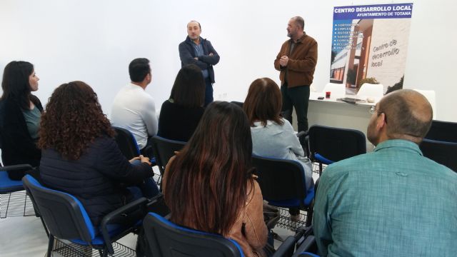 The Department of Industry meets with the entrepreneurial users of the Business Incubator, Foto 2