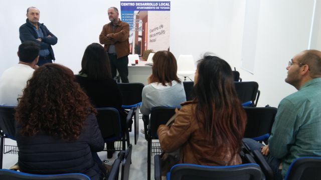 The Department of Industry meets with the entrepreneurial users of the Business Incubator, Foto 3