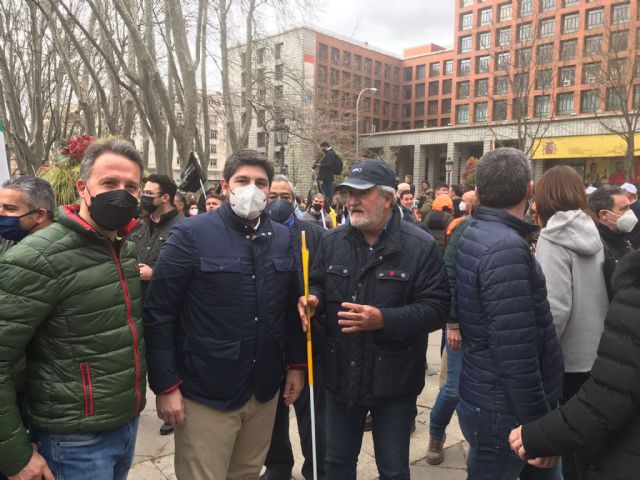 Fulgencio Gil y Ángel Meca lideran en Madrid la representación lorquina en la manifestación en defensa del campo: juntos conseguiremos que esto cambie - 4, Foto 4