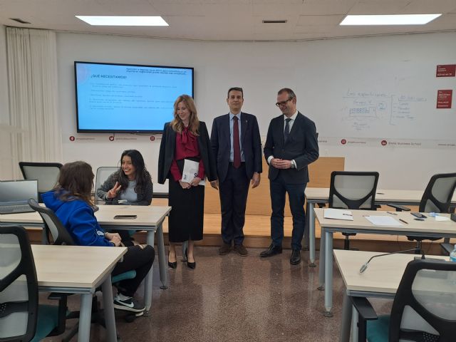 El Gobierno regional y ENAE ofrecen becas para que 11 titulados en paro cursen gratis un máster - 2, Foto 2