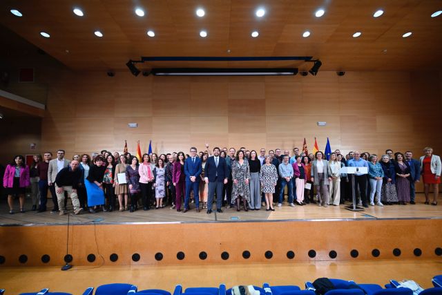 López Miras ensalza la “vocación de servicio público” de los nuevos funcionarios de la Administración regional - 1, Foto 1