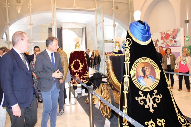 El Paso Blanco estrenará esta Semana Santa una nueva bandera bordada en seda y oro - 1, Foto 1